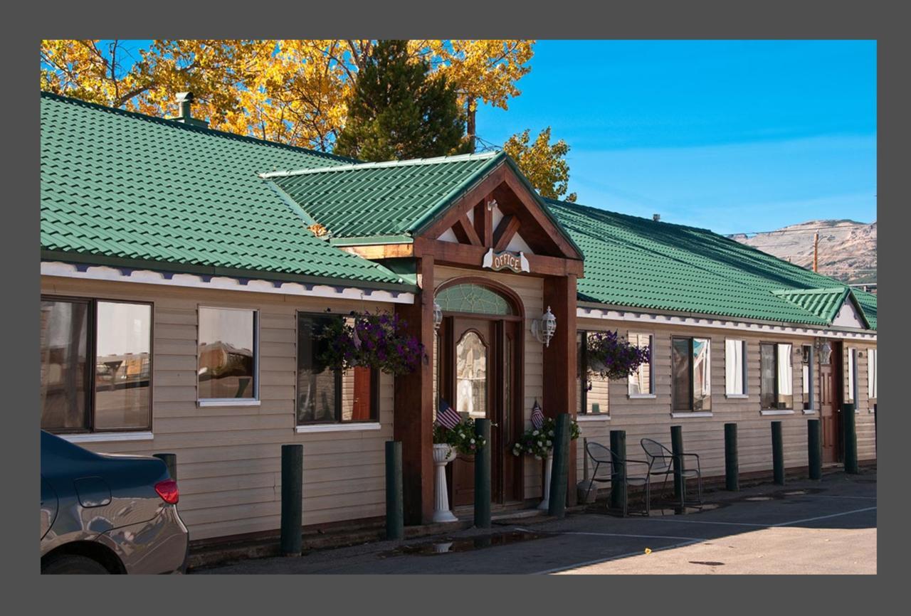 Dancing Bears Inn East Glacier Park Village Bagian luar foto