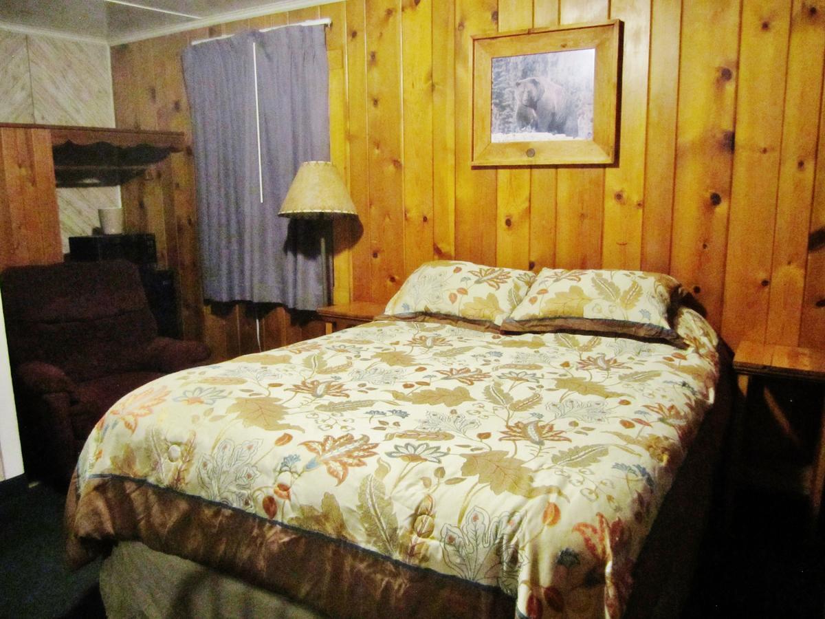 Dancing Bears Inn East Glacier Park Village Bagian luar foto