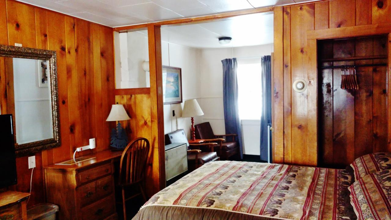 Dancing Bears Inn East Glacier Park Village Bagian luar foto