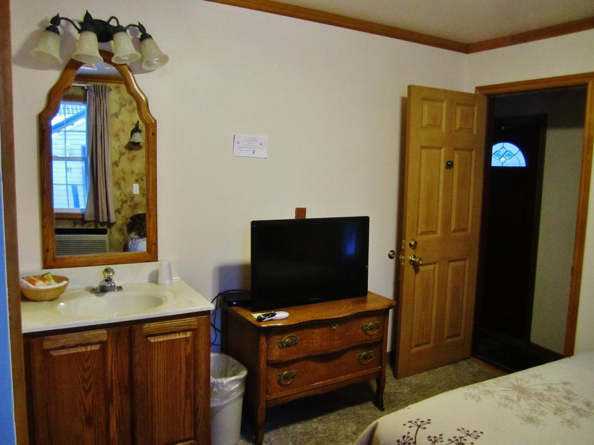 Dancing Bears Inn East Glacier Park Village Bagian luar foto